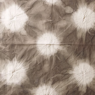 〈蜘蛛絞り〉アカメガシワ　鉄媒染